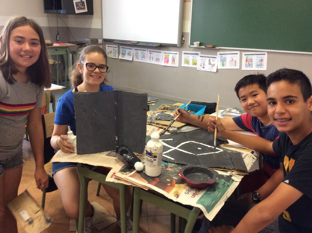 EscolapiesLL's tweet photo. Projecte medieval cicle superior. Gairebé preparats per la gran exposició. @EscolapiesLL @ampalluria #ProjecteMedieval https://t.co/Jh43GkgnDW