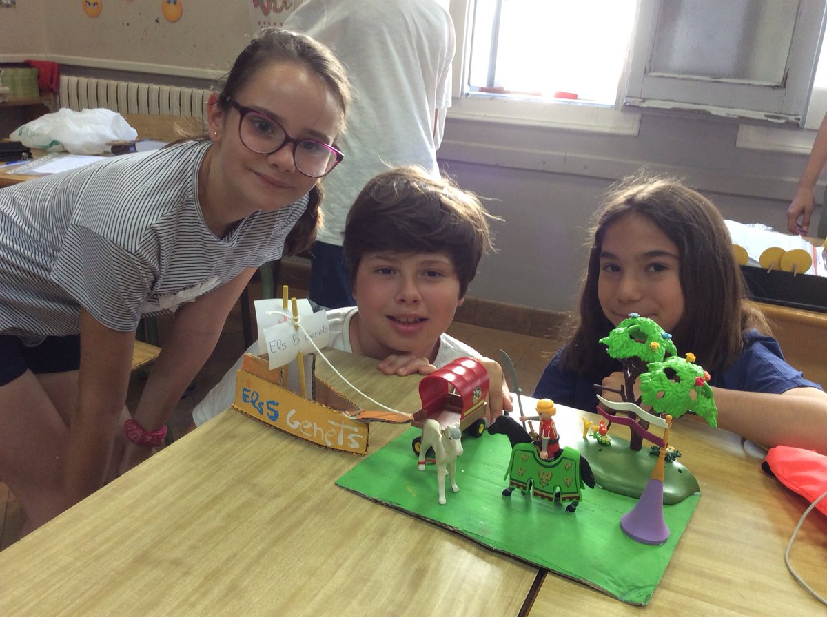 EscolapiesLL's tweet photo. Projecte medieval cicle superior. Gairebé preparats per la gran exposició. @EscolapiesLL @ampalluria #ProjecteMedieval https://t.co/Jh43GkgnDW