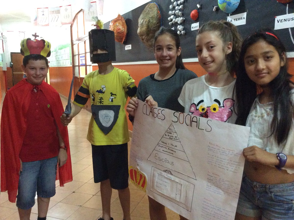 EscolapiesLL's tweet photo. Projecte medieval cicle superior. Gairebé preparats per la gran exposició. @EscolapiesLL @ampalluria #ProjecteMedieval https://t.co/Jh43GkgnDW