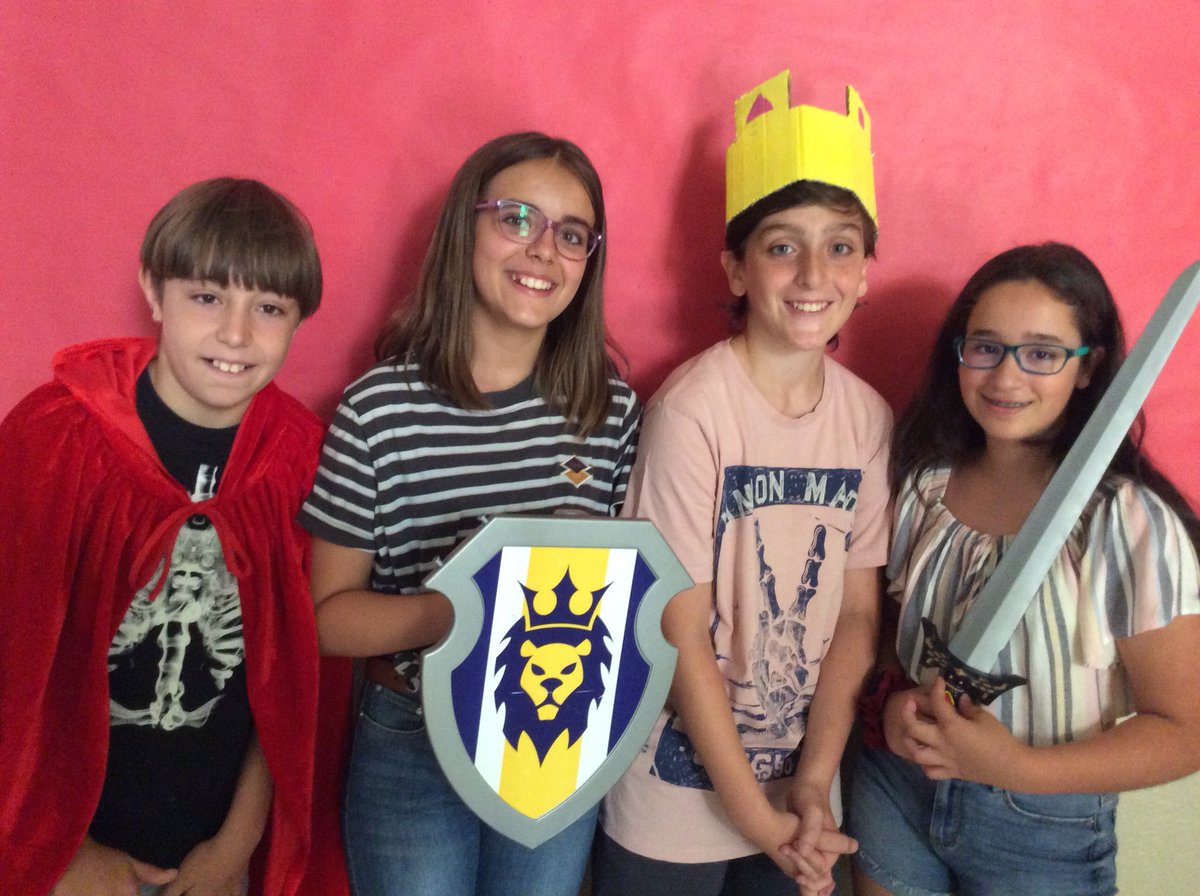EscolapiesLL's tweet photo. Projecte medieval cicle superior. Gairebé preparats per la gran exposició. @EscolapiesLL @ampalluria #ProjecteMedieval https://t.co/Jh43GkgnDW