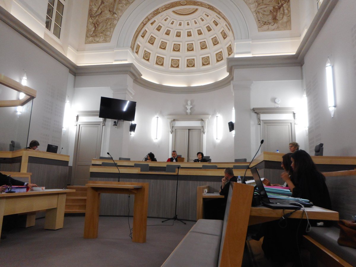 MaxLagarrigue's tweet image. " C'était de l'herbe", la septuagénaire.
"Oui du cannabis", la juge.
"Mon fils est toxicomane jamais je ne lui aurais porté du #cannabis ".
"Enfin, ce n'est pas de l'herbe de pelouse ! ", la rétoque la juge
#tribunal #correctionnel #Montauban