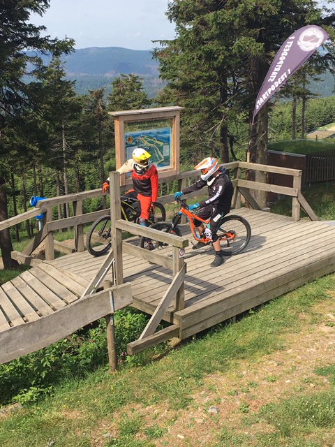 brltourismus's tweet photo. In #Braunlage, #Hohegeiß und #SanktAndreasberg schlägt Euer Bikerherz höher.  Die beliebten Ziele 🤗🏁findet Ihr hier:
 https://t.co/1Pj1cBtU1n
 (Foto:Bikepark Braunlage) https://t.co/0S1jVWZ31y