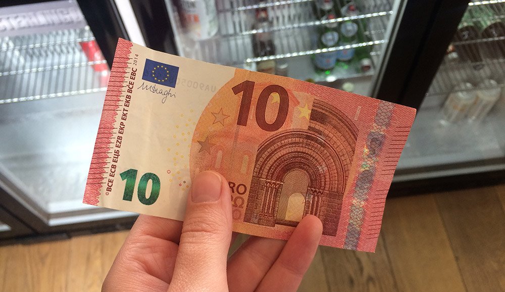 CompEncuestasES's tweet image. Se remunera a los españoles nacidos antes de 1999 diariamente sólo por responder encuestas bien pagadas 😍💸
Para descubrir más, siga el enlace -&amp;gt; bit.ly/1PiqmXf