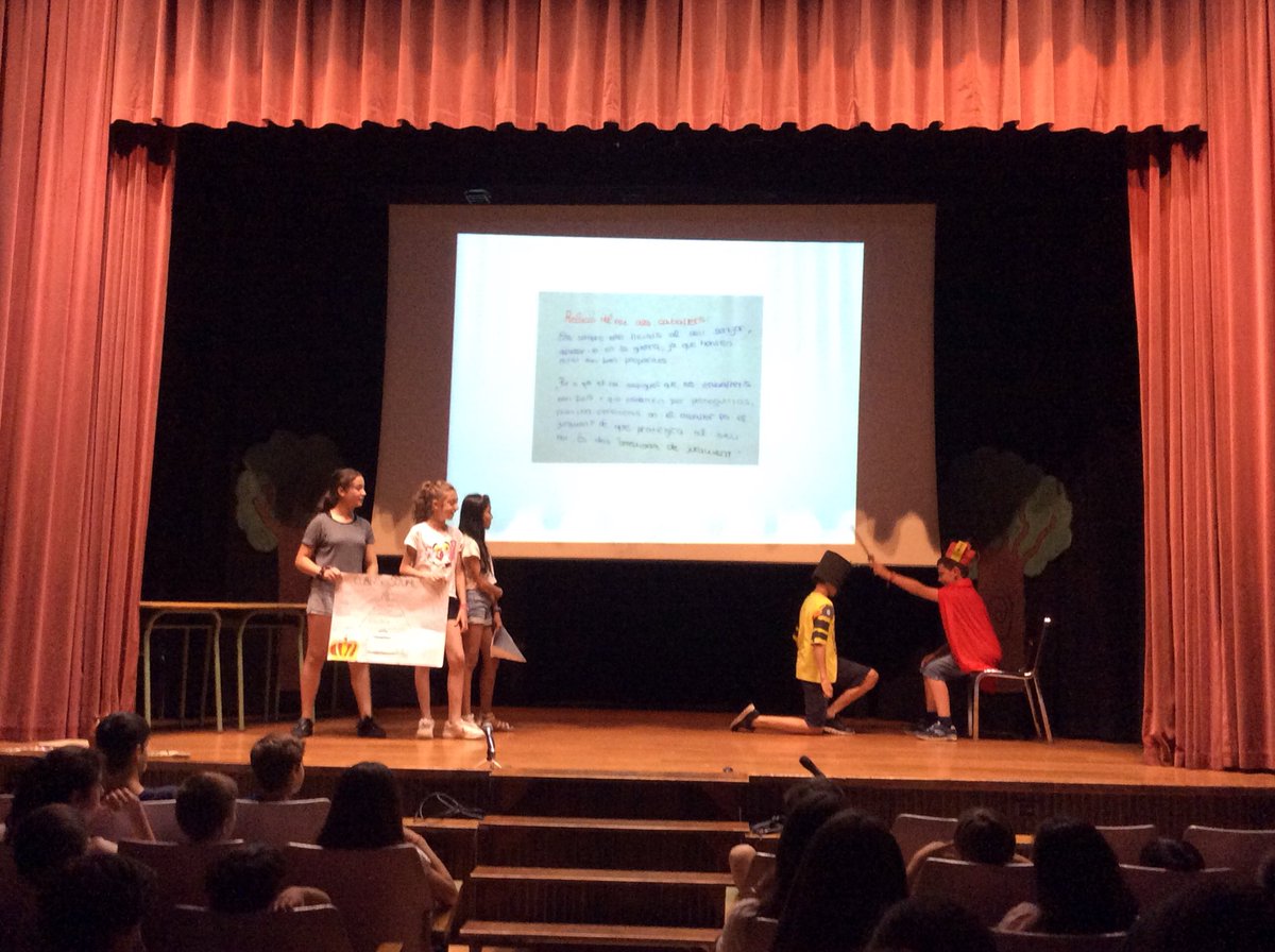 EscolapiesLL's tweet photo. Exposicions Projecte Medieval. Bones i originals exposicions medievals! Bona feina, nois i noies! @escolapieslluria #projectemedieval @coreixample  @EscolapiesLL @ampalluria https://t.co/sdfwonxacN
