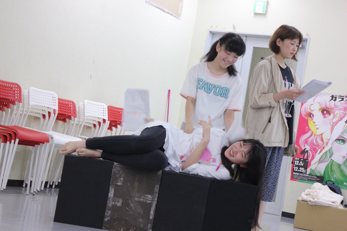 0k91's tweet image. 『夕立の日に君が笑った。』

写真は一昨日の。ちびちびコンビが可愛いこと。真剣ななっしー。
地味に本チラシも！
今日は皆んなに会えて嬉しかったのう。

#3like 
#タった