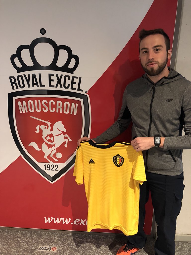 ExcelMouscron's tweet photo. .@PatxiL est venu récupérer son maillot des diables au lendemain de la victoire 3-0 face au Panama ! 🇧🇪👏🏼

A bientôt pour de nombreux jeux concours ! 😝  

#RoyalExcelMouscron https://t.co/3e4lMSNkyv