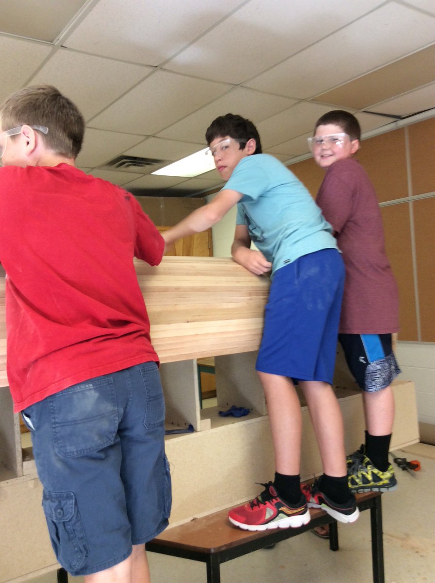 Baltimore_PS's tweet image. Jour 5: Ponçage du canoë avec verre grain 150. Pour obtenir une finition lisse. #wearekpr #gobaltimore @kprschools #welovekpr # kprconnects #kpr_rocks #kprisawesome