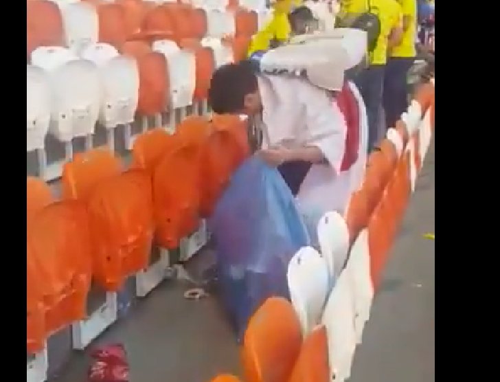 F_Desouche's tweet photo. #Mondial 2018: après leur match, un supporter colombien filme et félicite les supporters #japonais qui #nettoient leurs #tribunes https://t.co/4Nij86pQxm https://t.co/6d97yRK2lB