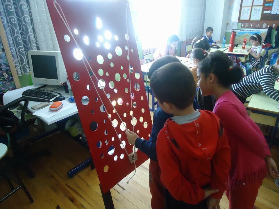 Öğretmenimiz Serkan Dündar’ın el emeği denge materyali ile öğrencilerimiz her yönden gelişiyor . 
#farklıyızogretmeniz 
#egitimdeguzelornekler 
<a href="/kalemem20/">Kale İlçe Milli Eğitim Müdürlüğü</a>