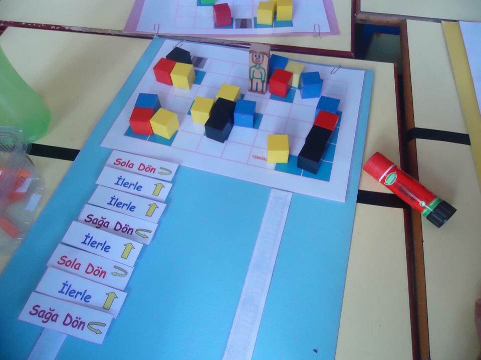 Öğretmenimiz Serkan Dündar kendi geliştirdiği bilgisayarsız kodlama materyali ile 1.sınıfta öğrencilerini kodlama ile tanıştırdı .
#egitimdeguzelornekler 
#farklıyızogretmeniz 
<a href="/BilimSenligi20/">Kale Bilim Şenliği</a> <a href="/kalemem20/">Kale İlçe Milli Eğitim Müdürlüğü</a>