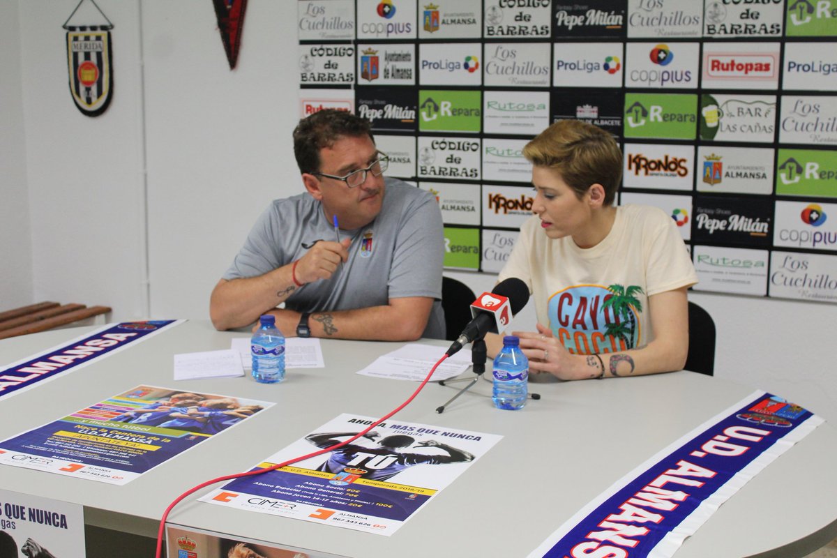 Presentada la campaña de abonos 2018/2019 en el Paco Simón. 

Nuestra presidenta y secretario contestaron todas las preguntas en referencia a la campaña de abonos y la cantera.

Gracias a los asistentes.