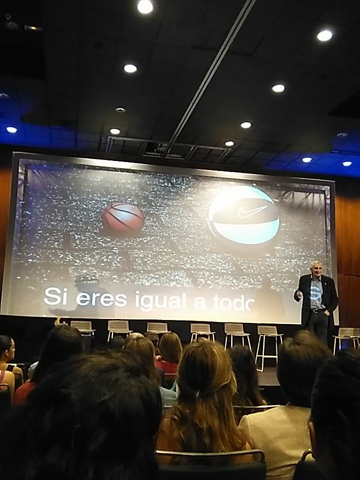 myriam_gamez's tweet photo. "Lo que te hace genuino es ser distinto." Ponencia 'El Valor de la Diferencia' de @fernandoromay1 en #IIAfterWorkAPDSevilla https://t.co/BWltqawPTj