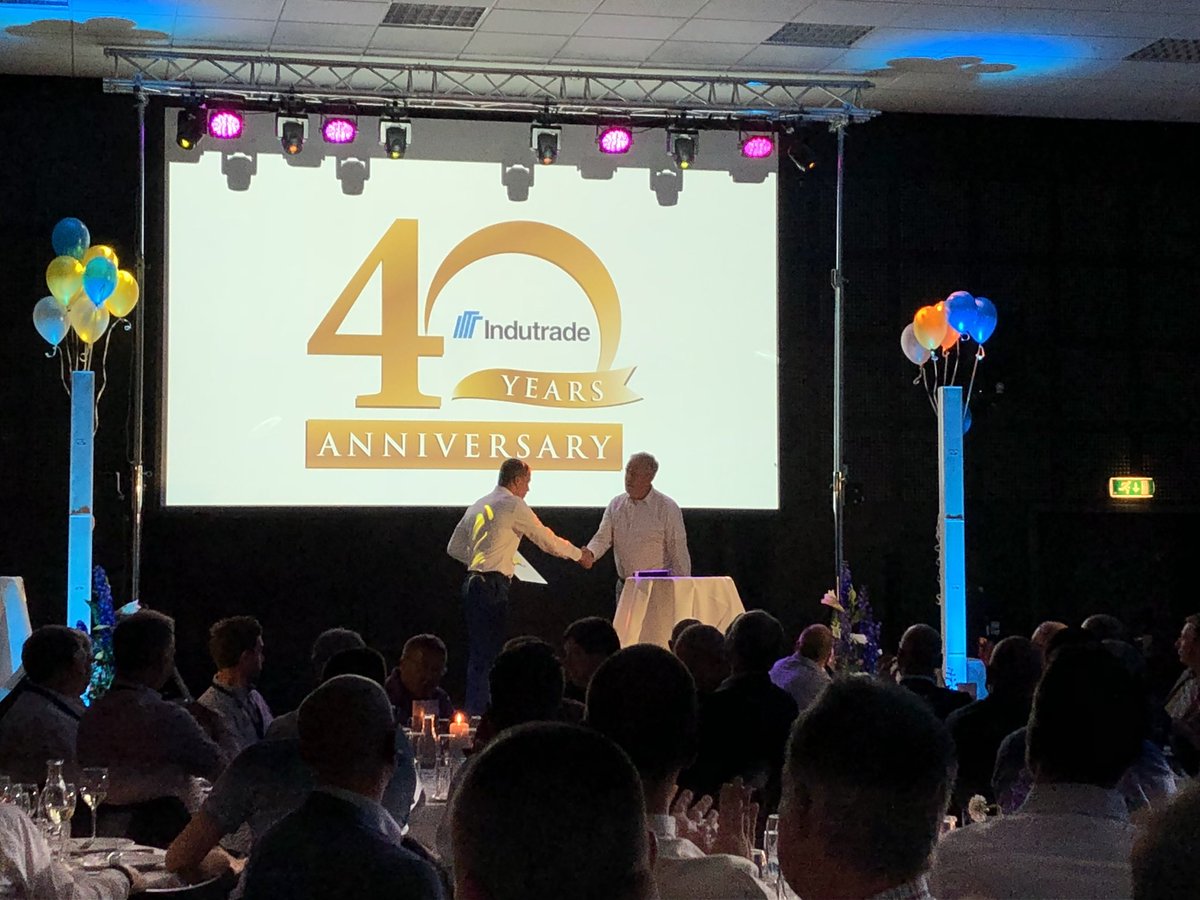 Hans ontvangt de prijs voor best presterende Indutrade bedrijf over 5 jaar uit handen van onze ceo Bo Annvik. Geweldige prestatie van Hitma UltraPure!