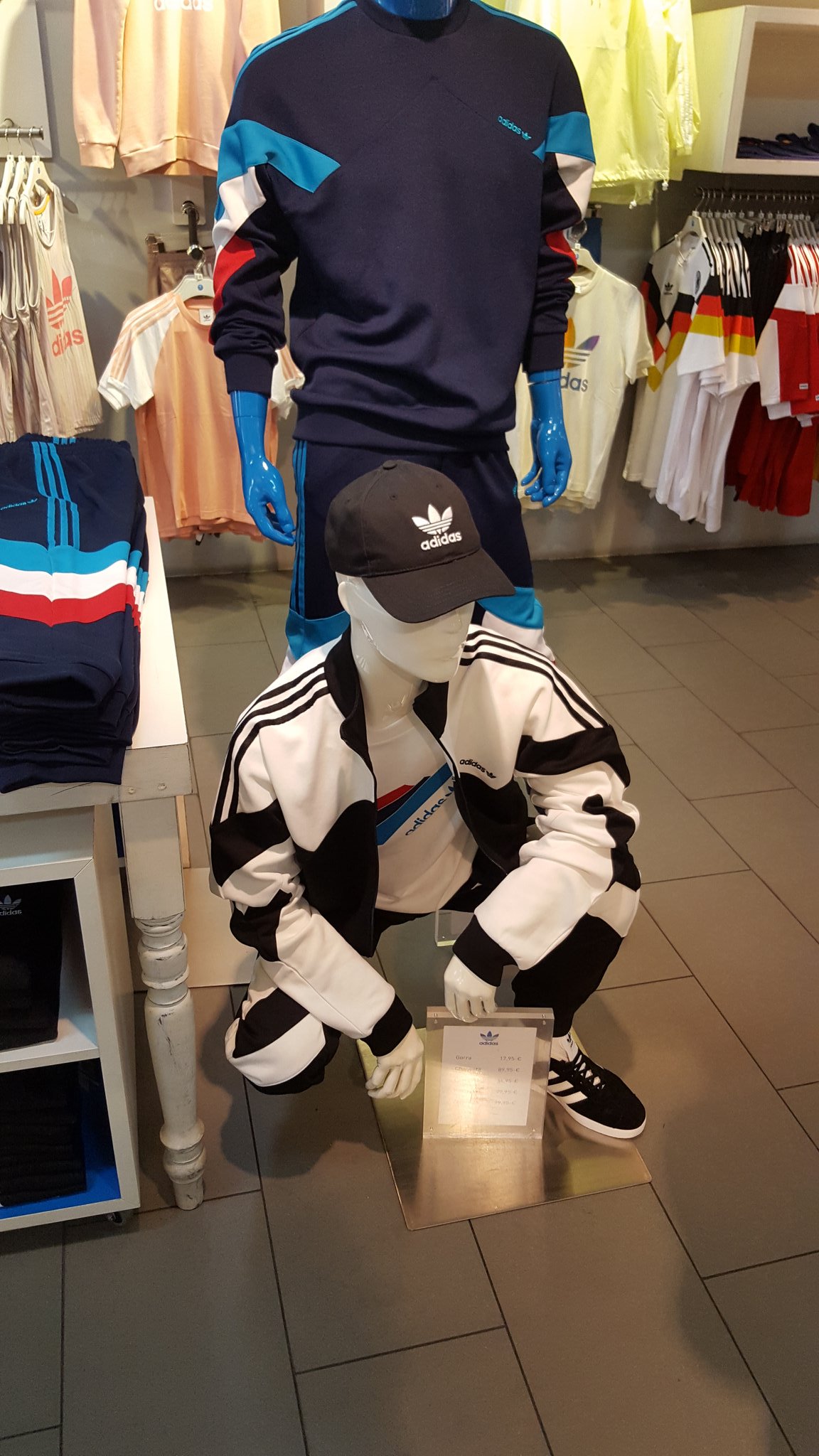 Ineficiente Evaluable búnker anthony on Twitter: "Madrid Adidas store: squatting mannequins 😂  https://t.co/jkv8BjbxNM" / Twitter