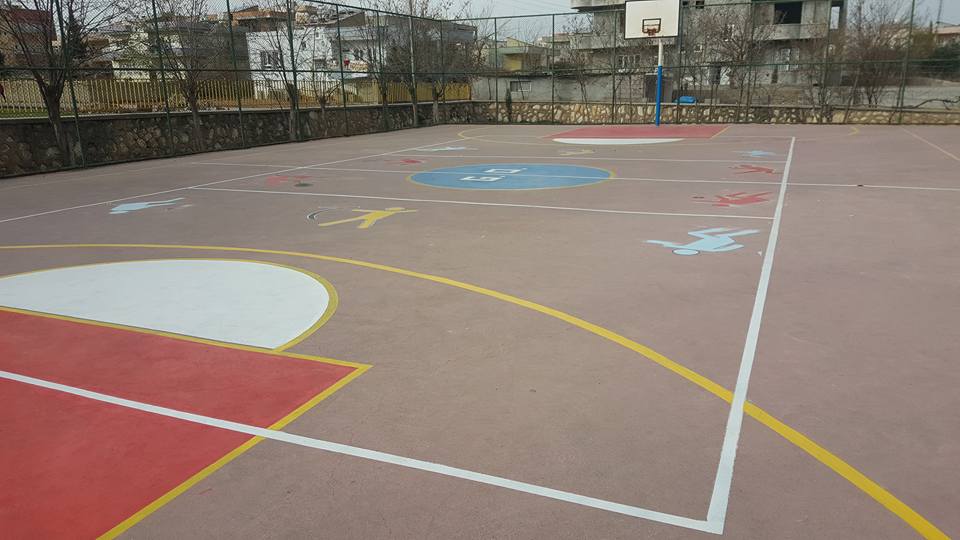 TuysuzNecla's tweet photo. Adıyaman Kahta GİRNE ORTAOKULU öğretmen ve öğrencilerin katkılarıyla daha güzel bir bahçe için.. Bahçe duvarları ve spor sahası boyama çalışmaları.. Bahçemiz çiçek açtı.. #farklıyızögretmeniz  @kahta_mem https://t.co/4CyljapXad