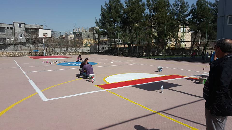 TuysuzNecla's tweet photo. Adıyaman Kahta GİRNE ORTAOKULU öğretmen ve öğrencilerin katkılarıyla daha güzel bir bahçe için.. Bahçe duvarları ve spor sahası boyama çalışmaları.. Bahçemiz çiçek açtı.. #farklıyızögretmeniz  @kahta_mem https://t.co/4CyljapXad
