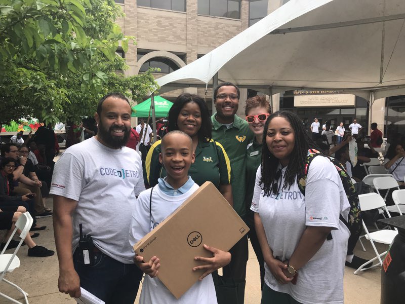 SCommPartners's tweet photo. This lucky @Detroitk12 student won a @Dell laptop! #CodeDetroit at @waynestate is not only about teaching students how to code, but also giving them equal opportunities and access to resources to allow them to thrive. We hope you enjoy your new laptop! https://t.co/A0ytq1XR4Y