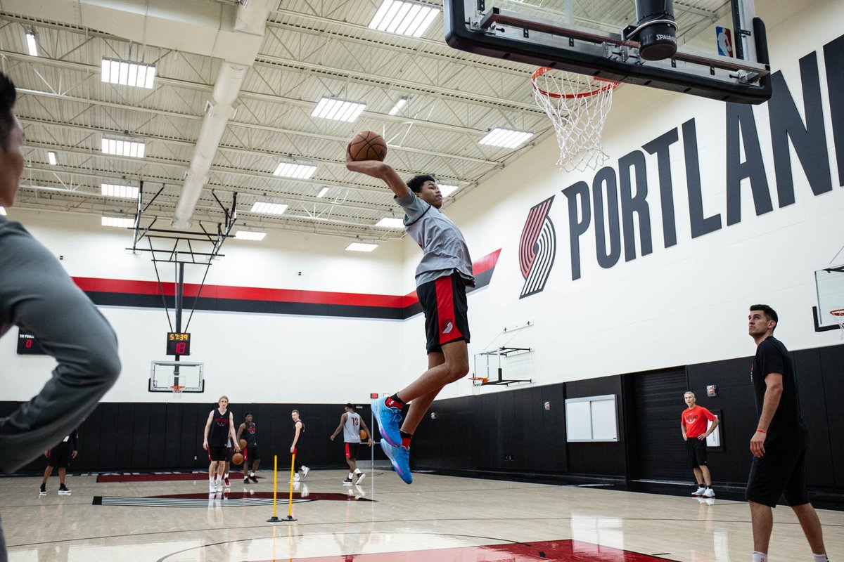 Final workout before Draft Night & @bruceely was there to capture it all.  📸: rip.city/2JOeIKl https://t.co/nEmE0nbeQR