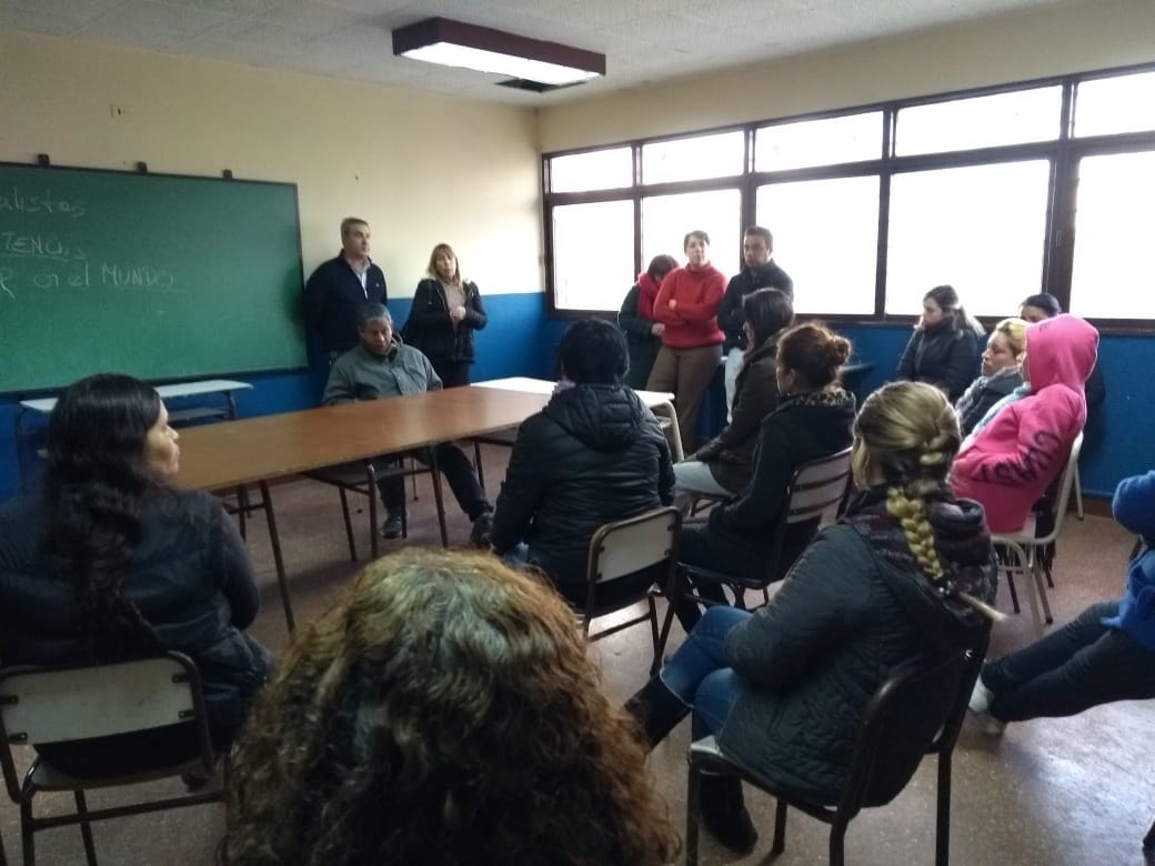 #HOY en la ES 42 de Lanús. La Comunidad reunida para que la escuela tenga gas y luz todos los días. Seguimos exigiendo las condiciones necesarias para enseñar y para aprender. 
#LAEDUCACIÓNNOPUEDEESPERAR
#EDIFICIOSDIGNOS
#EscuelasDignas