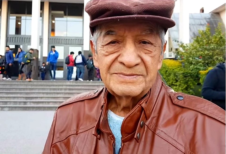 Guillotemorales's tweet photo. #NoDejesDeEstudiar
A punto de graduarse, el golpe militar le cortó la carrera que cursaba. Luego de 40 años regresó y saldó una deuda.
Serafín Mendizábal, no se rindió y a sus 78 años consiguió su título universitario de ingeniero electrónico. https://t.co/Yd0kHvk6oQ