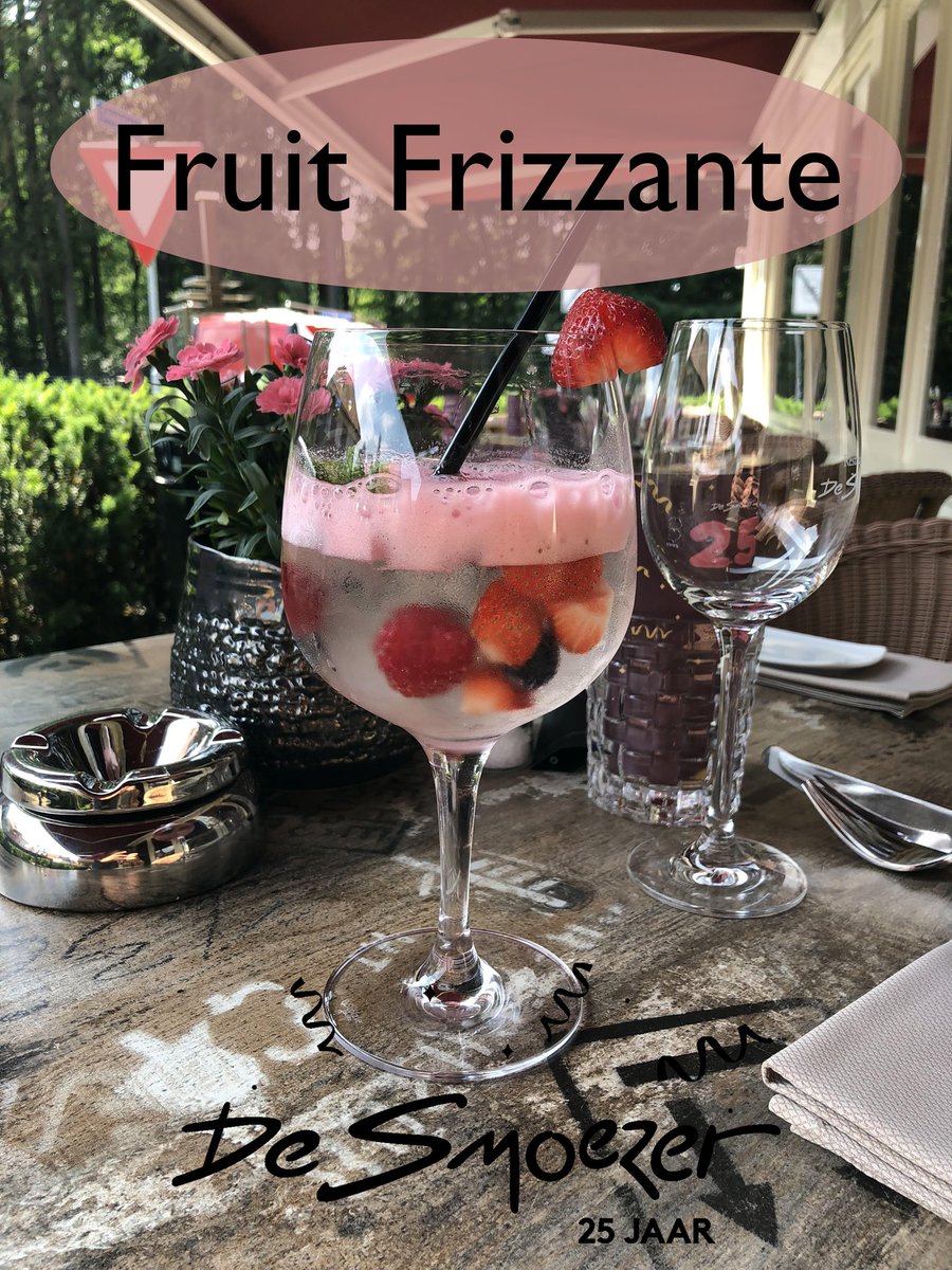DeSmoezer's tweet photo. Het ultieme aperitief om deze zomer uw diner mee te beginnen. Een heerlijke frizzante met vers fruit en een bosbes schuim. Proost! #aperitief #zomer #lunch #diner #fruit #frizannte #restaurant #smoezer #apeldoorn https://t.co/mhRdC3ETW0