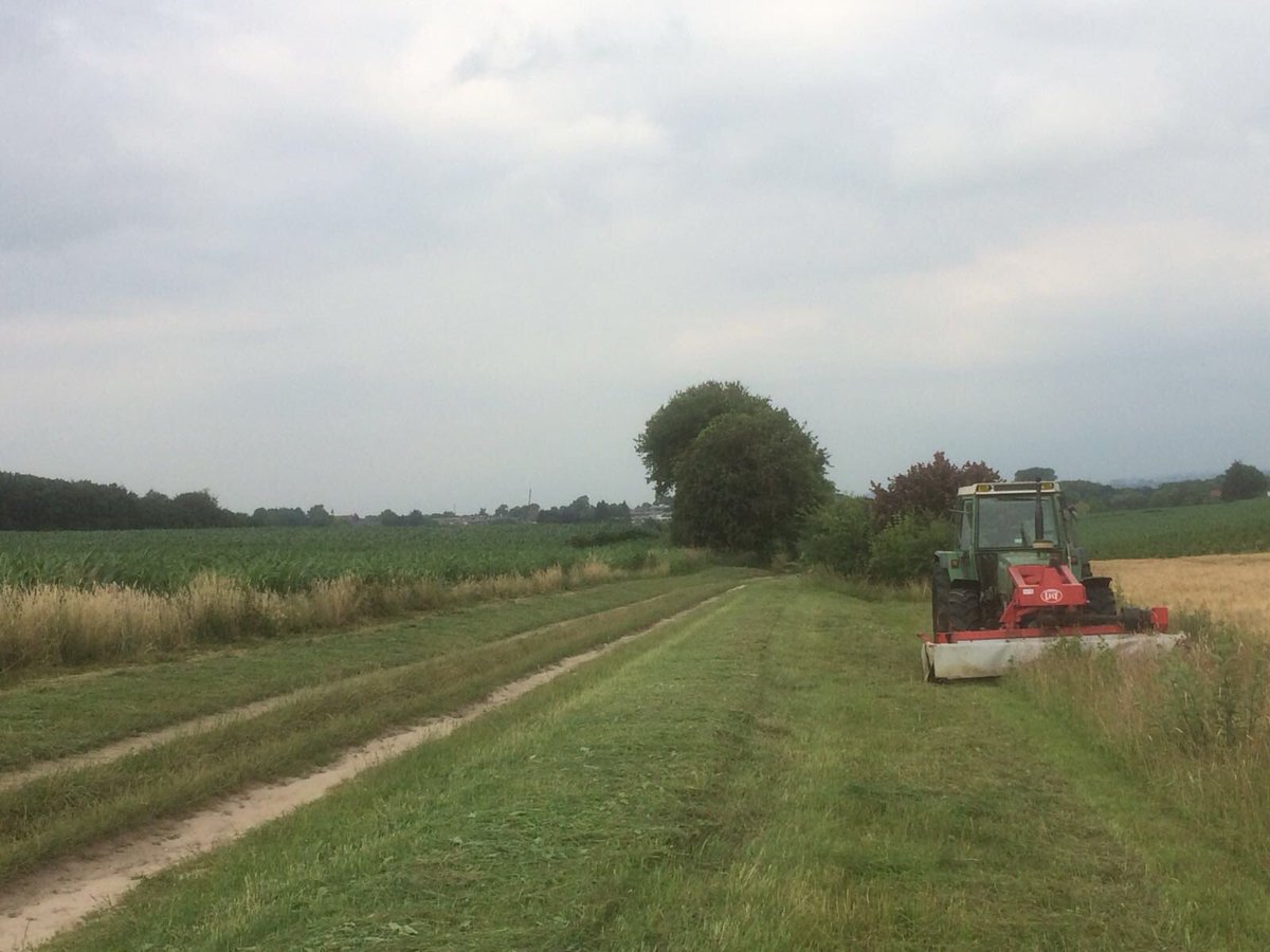 henkeikholt13's tweet photo. Ploegdriever druk met bermbeheer in de @bergendalgem @PloegdrieverANV @kiekdor @Op_Dreef_  @VitaleGroenStad @ZLTORvNijmegen https://t.co/xfBXySFct3