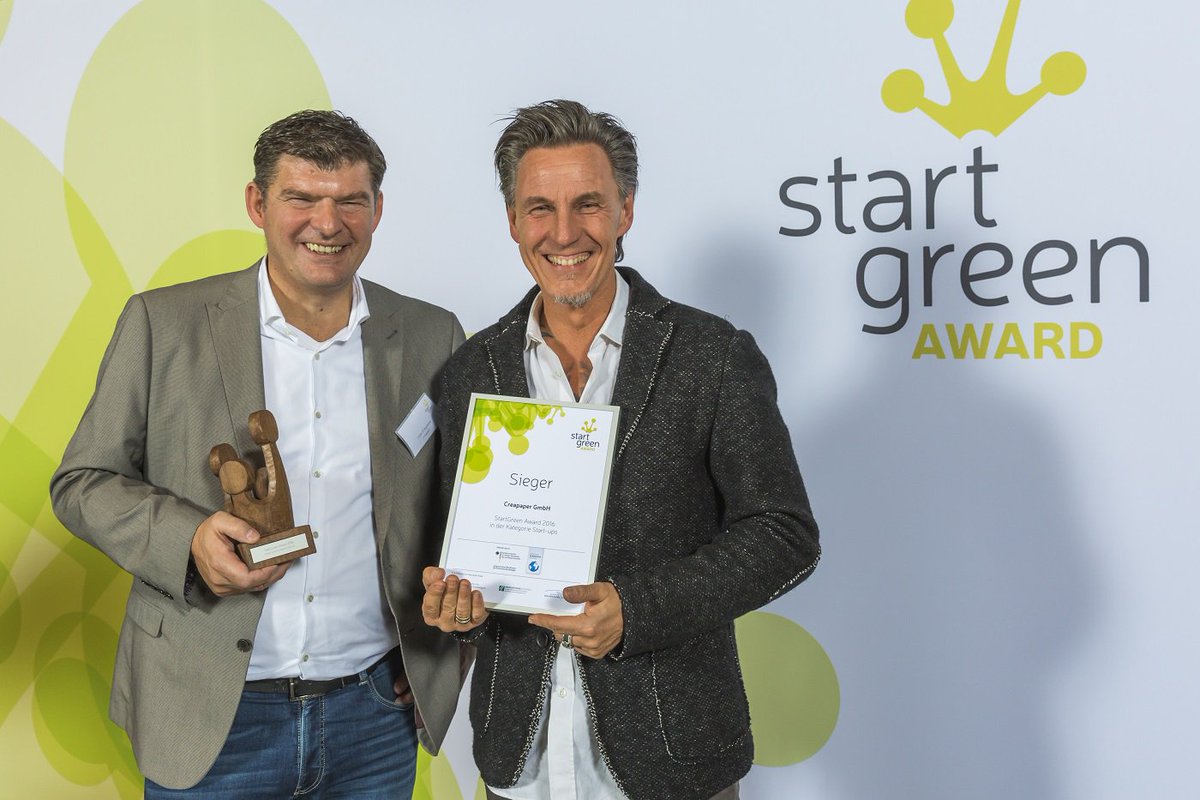 Mit Graspapier Traditionen aufbrechen: #SGA18 #Erfolgsgeschichten <a href="/CreaPaper/">CreaPaper</a> siegte beim StartGreen Award 2016 in der Kategorie Start-up. Es folgten weitere Preise, erfolgreiche Finanzierung und neue Kunden wie #REWE und #Armedangels. Erfahrt mehr: bit.ly/2MB9P50