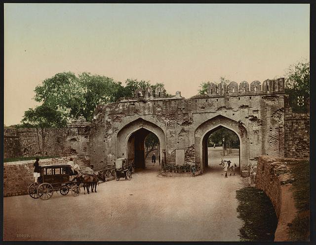 An absolutely delightful PhotoChrom print dated 1890 of #dailylife at the #KashmereGate in #OldDelhi #History #HistoricalPics #photography #India #Mughals