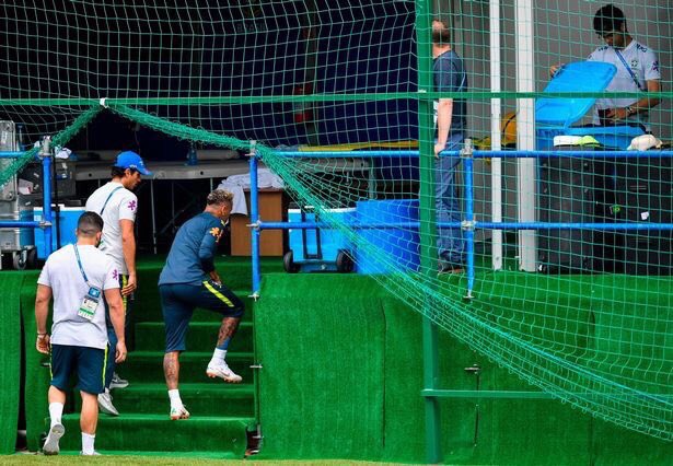 LbdbT's tweet photo. 🚨🚨 BREAKING: #Neymar limps out of training three days before Brazil's match against #CostaRica
#BRA #COS https://t.co/cvjoUfJg29