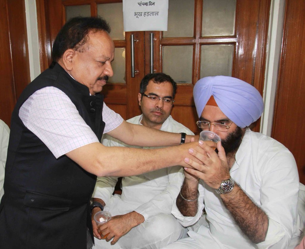 drharshvardhan's tweet photo. @ArvindKejriwal finally relented &amp;returned to #DelhiSecretariat after his long ego clash with #LG #AnilBaijal. It’s victory time for my colleagues @Gupta_vijender @msirsa @p_sahibsingh &amp; @KapilMishra_IND who hv been on #hunger_strike last 5 days. @BJP4India @AmitShah @BJP4Delhi https://t.co/BTEDTAlLd4