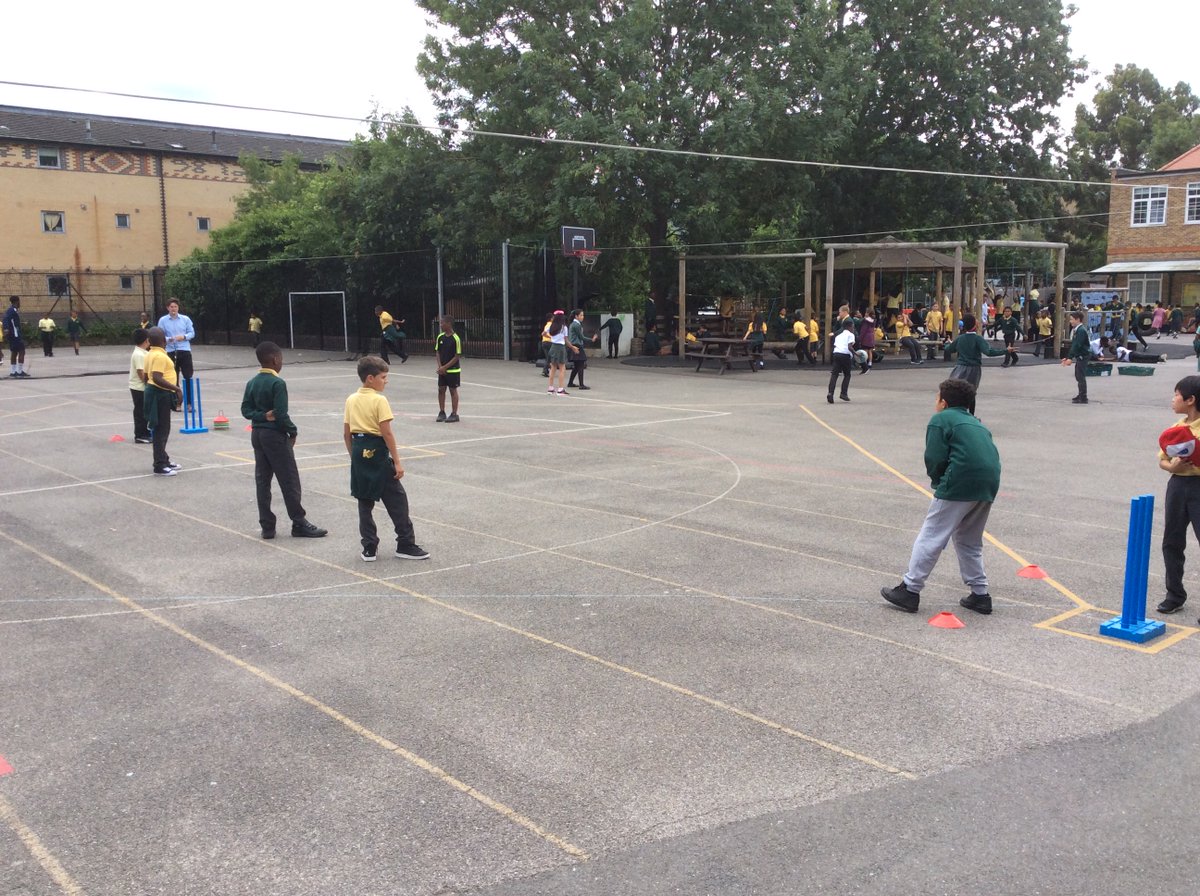 KendMorpurgo's tweet photo. Our athletic and fearless @KenderAHT_RV showing our Year 4s how cricket is done! He's up to some strong competition, thanks to @platformLDN1! https://t.co/nVtCZPlbNO