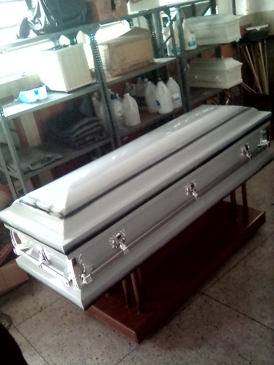 RonPinilla's tweet image. #ServicioPúblico este es el ataúd que tenemos para donar, quien sepa de alguna familia que no cuente con dinero suficiente para costear la compra de uno, este está a disposición, totalmente gratis.