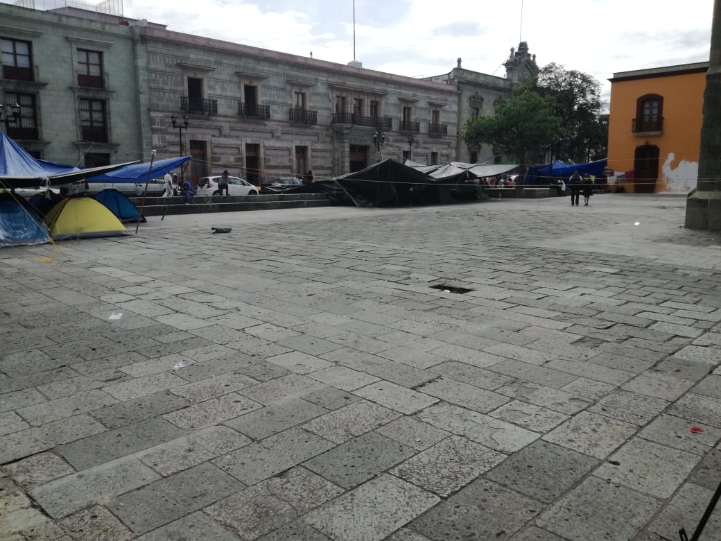 cortv's tweet photo. Luego de 23 días de paro que afectaron a miles de alumnas y alumnos oaxaqueños, algunos maestros se empiezan a retirar del plantón en el Zócalo. La ciudadanía se muestra molesta por la basura dejada y exigen que se retiren a los comerciantes que se instalaron frente a catedral. https://t.co/x0ncyO0OBI