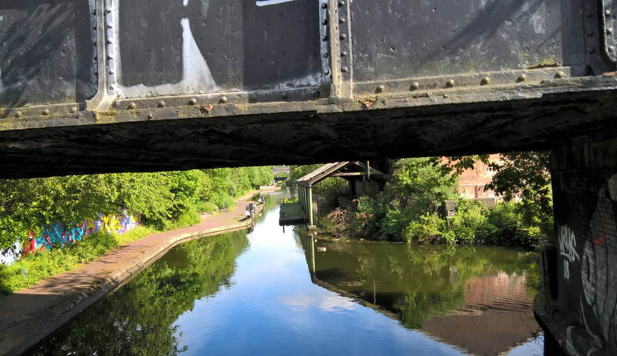 yuchenwang's tweet photo. @grandunionltd #JunctionWorks residency, another inspiring 3-hour walking and talking formal city council archaeologist Dr. Mike Hodder, Birmingham has been industrial since 12th c, its water and clay important raw materials supporting industries #leathertanning #pottery #glass https://t.co/hwgCfWsNU9