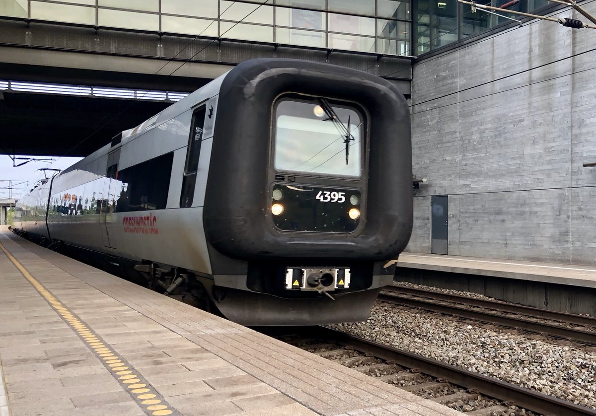 HiPa125's tweet photo. Øresundståg service linking Denmark 🇩🇰 & Sweden 🇸🇪
Here is a DSB (Danske Statsbaner) #ClassET ‘Flexliner’ EMU No.4395 approaching Ørestad enroute to Sweden via the Øresund Bridge >>>
18/06/18 https://t.co/UziljpNshc