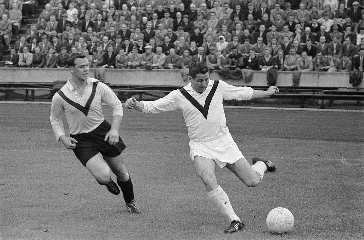 OldFootball11's tweet photo. #HelmutRahn (right), starring at the #WC1954 in the final between #WestGermany and #Hungary (known as “the Miracle of Bern”) playing for #SCEnschede against DOS at #Diekmanstadion in 1960.
#WorldCup #SportclubEnschede https://t.co/5XgDnKBNJW