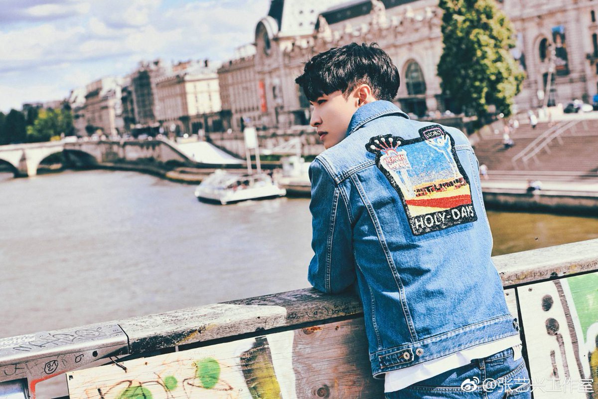 EXOGlobal's tweet photo. [OFFICIAL] 180620 Lay Studio Weibo Update https://t.co/cXBGuASJuX

#VALENTINOMENSS19 #EXO #엑소 @weareoneEXO https://t.co/ux3lyOeHXG