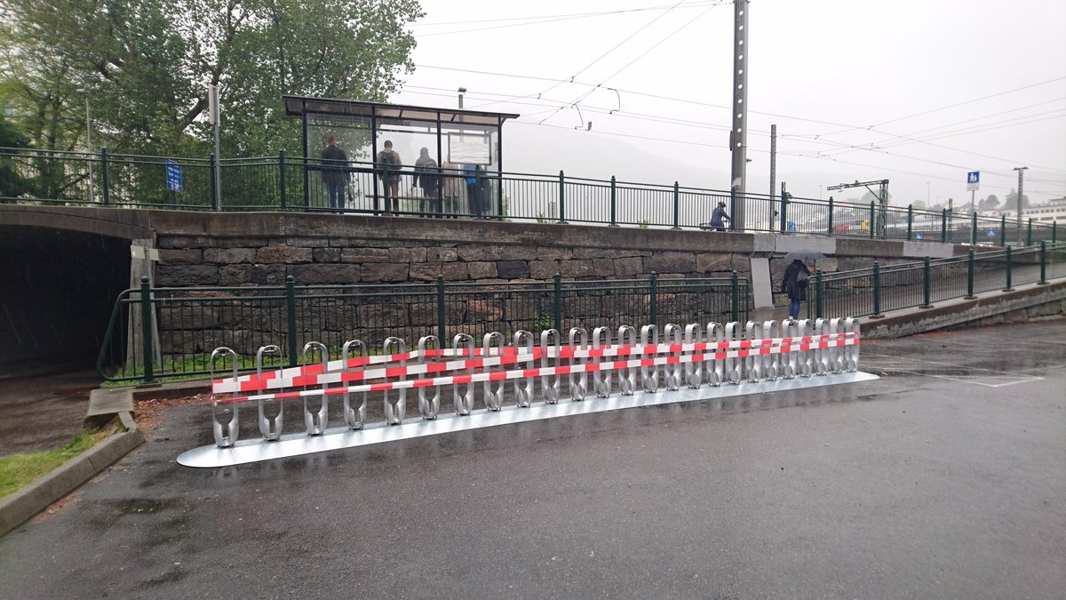 Aiai. Nå begynner det å skje noe. Første #bysykkel stativet spottet på Florida i #Bergen i dag :) #sykkelbyenbergen #bergenbysykkel #sykkel