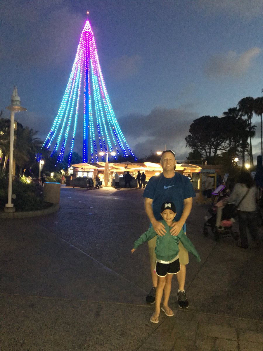 SIDJimMcCurdy's tweet photo. It was a great day at @SeaWorld having fun &amp; watching Amantha interact &amp; learn about #SeaAnimals. #Whales #FeedingSeaLions #DigginDolphins #FunFlamingos #CoolRides #SeaWorldSanDiego #MissionBayViews #CirqueElectrique #AwesomeElectricLightsWaterShow #GoSeaIt #ProtectSeaAnimals https://t.co/xtAyIfwKib