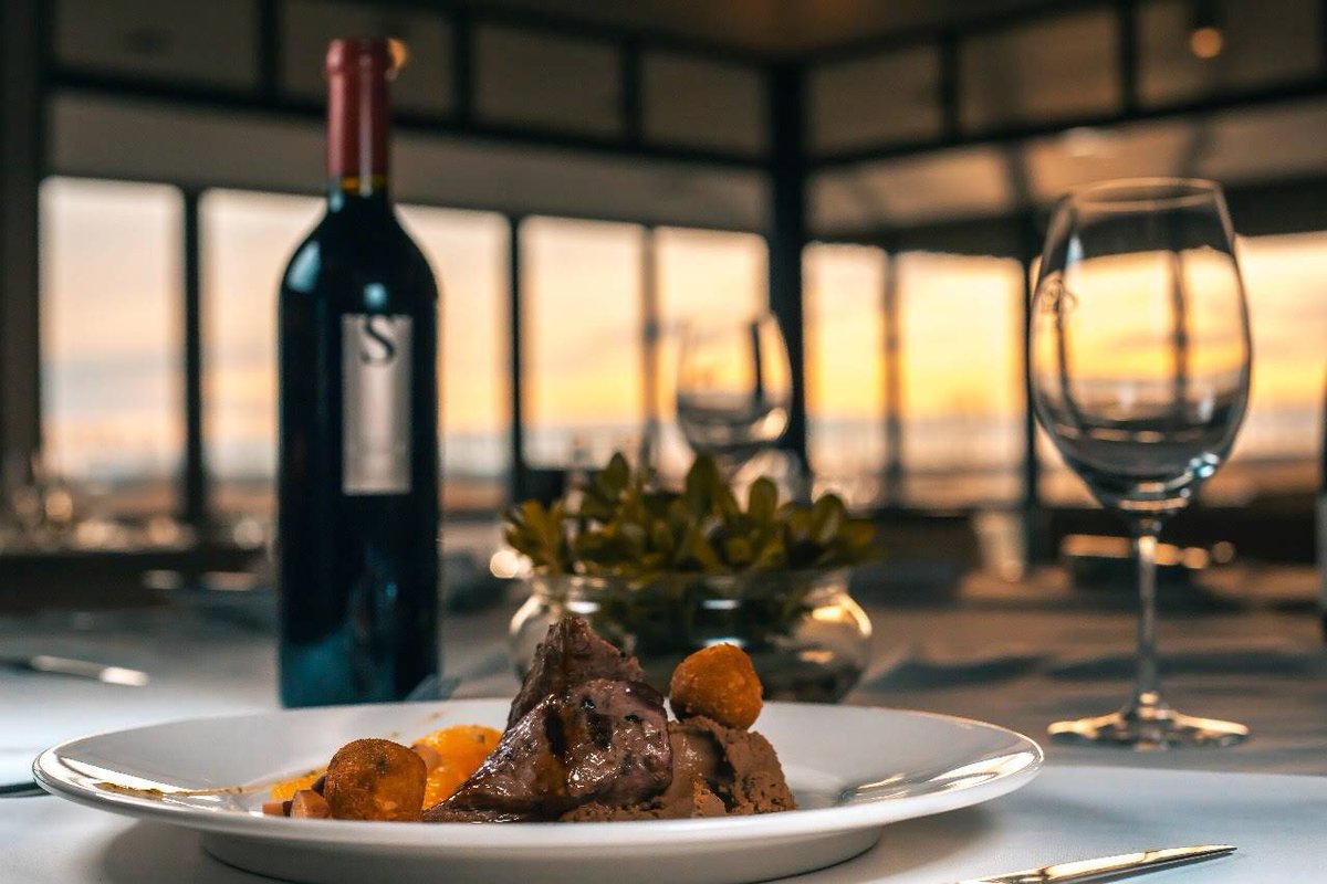 SchroederWines's tweet photo. ¿Estás buscando un buen plan gastronómico para este feriado? Te esperamos en #SaurusRestaurant un lugar exclusivo, donde la belleza de los viñedos y la calidez del ambiente se conjugan con una oferta gastronómica del más alto nivel en la región. 🍷🍽 https://t.co/jUi5UOQfb7