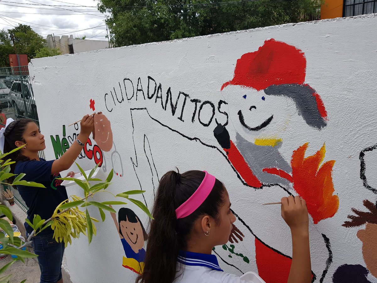 Benitormz's tweet photo. Y como diría el Chicharito ... ¿Por qué no?
Hoy #BenitoRG y yo acompañamos a @garciacecy_ a pintar la pared de los sueños ;) @DCAMexico #PiedrasNegras https://t.co/zQyc8hbTa9