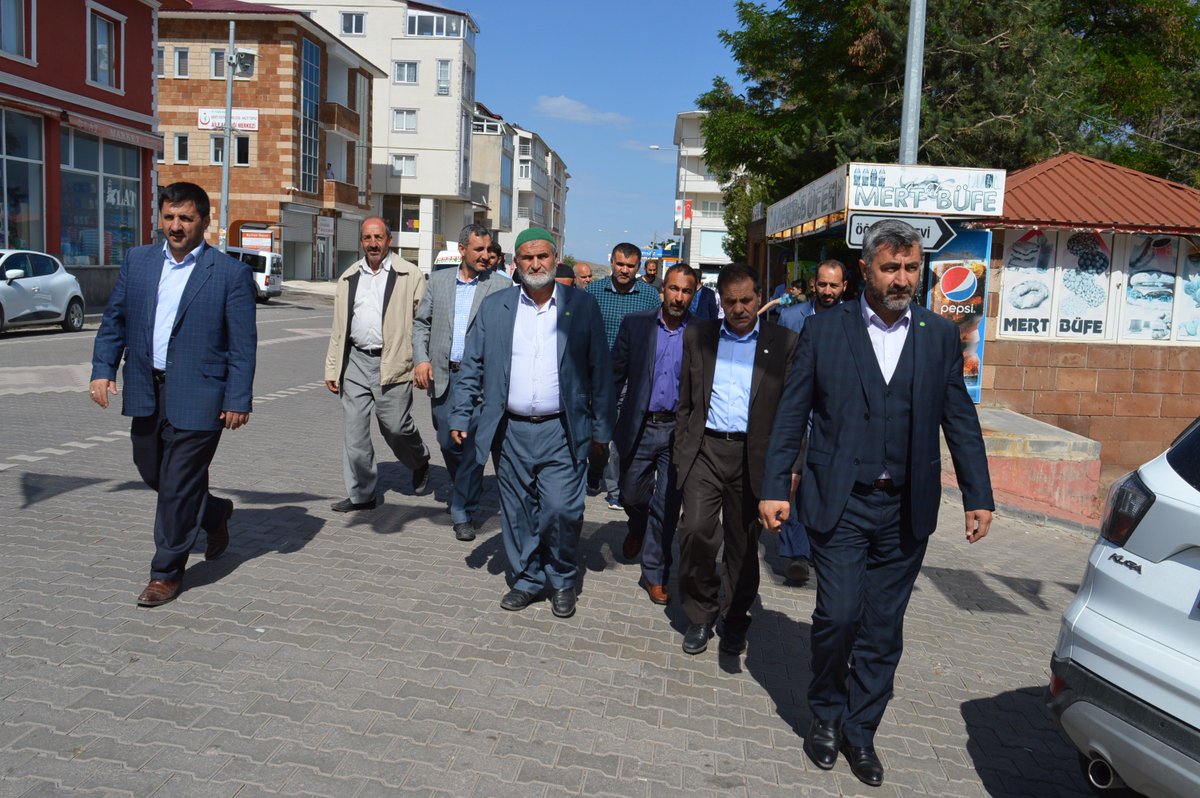 HÜDA PAR Bitlis Milletvekili adayları Cengiz Karakaya, Celal Gül ve Eşref Oran, beraberlerindeki kalabalık bir heyetle birlikte, Adilcevaz ilçesinde esnaf ziyaretinde bulunarak, 24 Haziran seçimleri için destek istediler. Adilcevaz halkından HÜDA PAR'a yoğun teveccüh.
