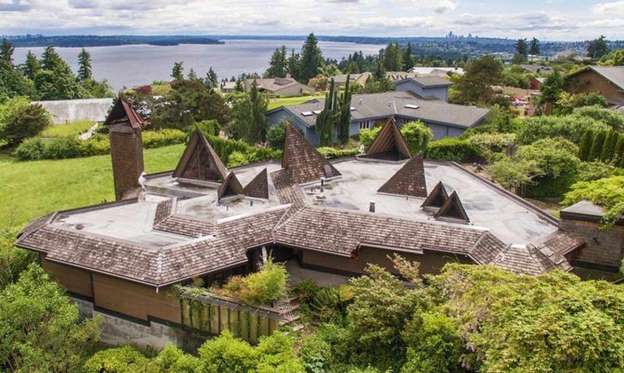 FlipComp's tweet image. The 30 most ridiculous real estate listing photos hubs.ly/H0cJ2PY0 #realestate #houseflipping