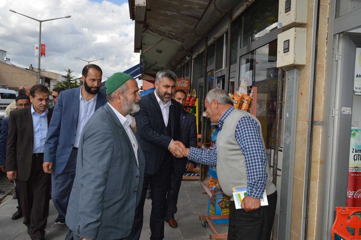 HÜDA PAR Bitlis Milletvekili adayları Cengiz Karakaya, Celal Gül ve Eşref Oran, beraberlerindeki kalabalık bir heyetle birlikte, Ahlat ilçesinde esnaf ziyaretinde bulunarak, 24 Haziran seçimleri için destek istediler. Ahlat halkı HÜDA PAR'ı bağrına bastı.