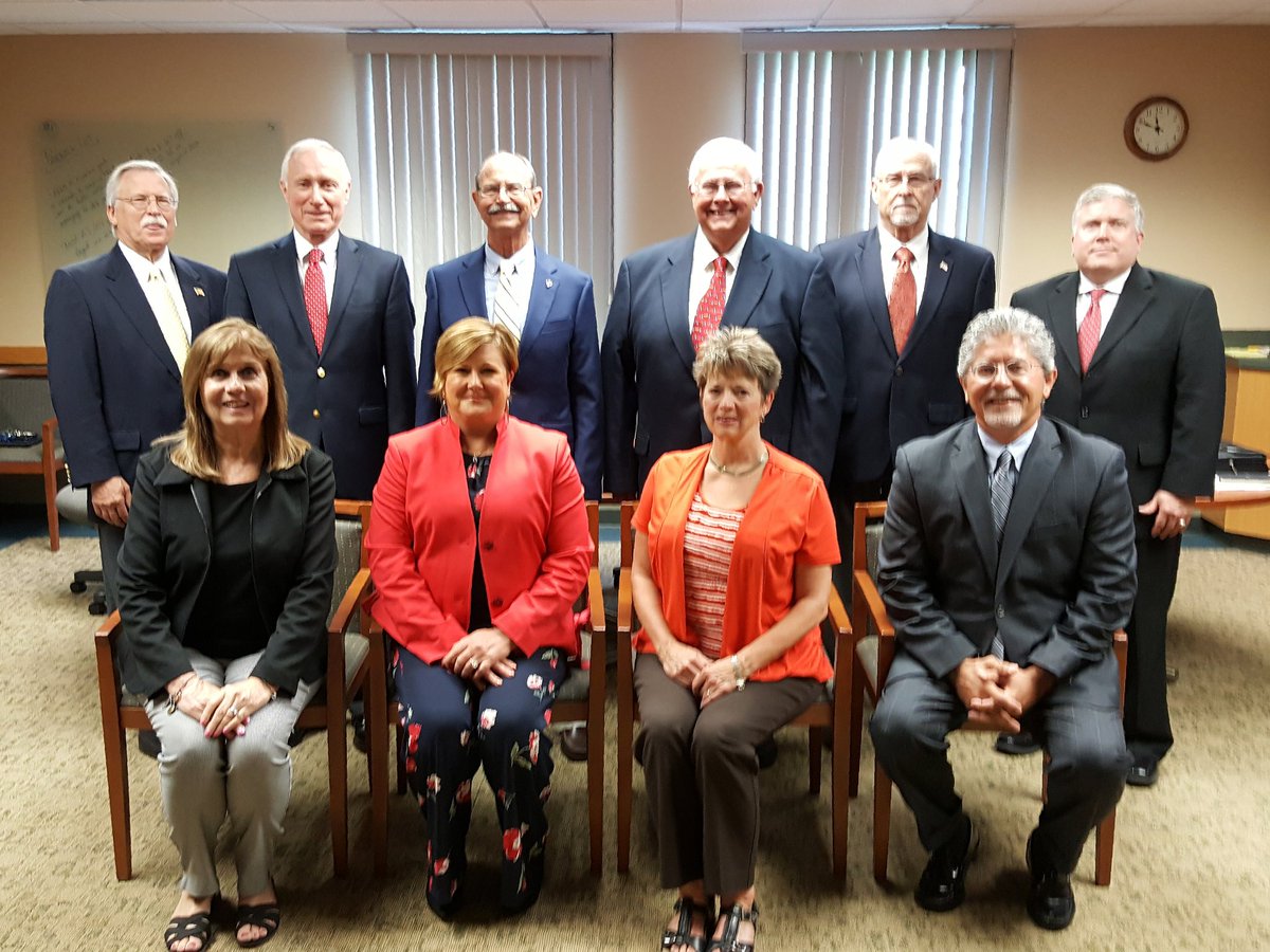 IUHealthDave's tweet image. Today is board meeting day, and I am grateful for these folks who serve our hospital and our community. #bestboardever @IUHealthECR  @hoosier72 @DrJeffBird @lorilutheriuh