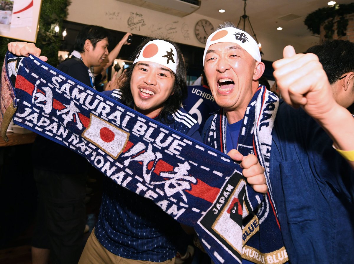 Potret Kebahagiaan Fan Jepang saat Berhasil Kalahkan Kolombia - 1
