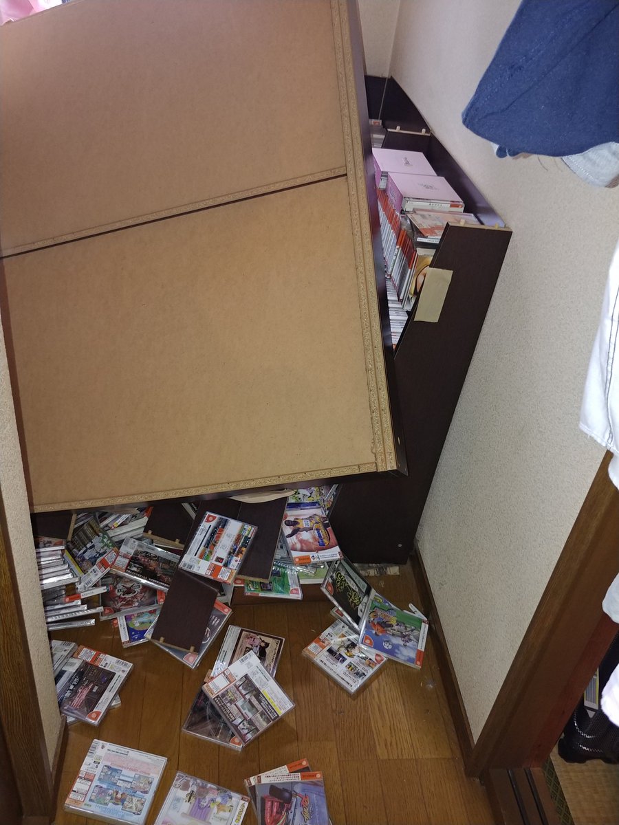 berabo777's tweet photo. とりあえず、思い腰を上げて被害状況を確認！実家に置いてたドリームキャスト入れてた本棚が、半分のとこから割れて破滅 https://t.co/EXUwd1CSZw