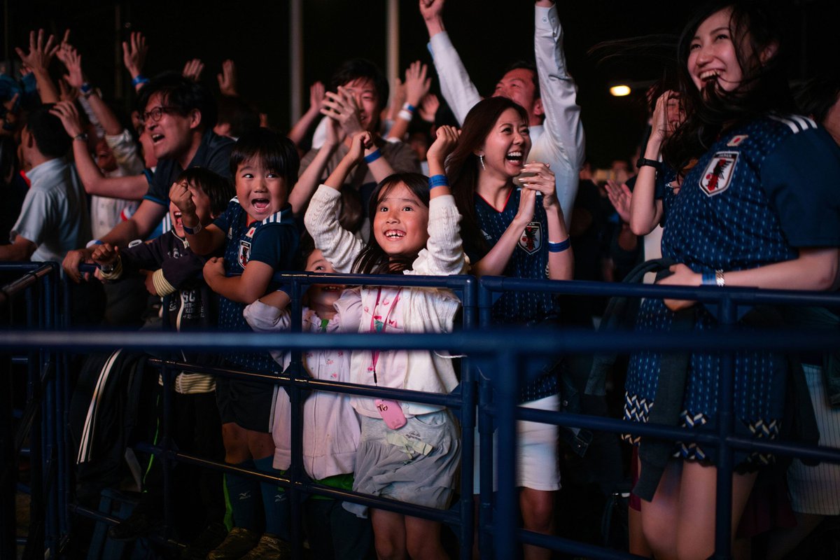 Potret Kebahagiaan Fan Jepang saat Berhasil Kalahkan Kolombia - 2
