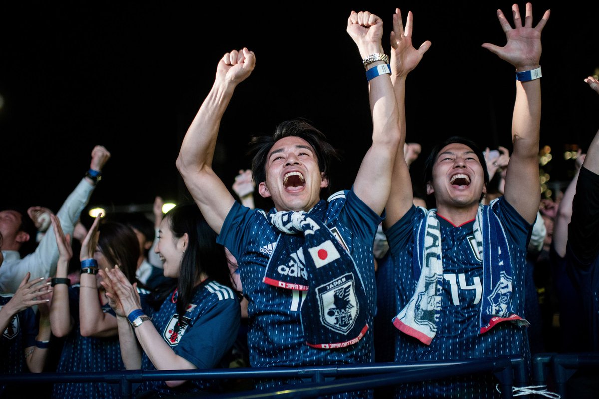 Potret Kebahagiaan Fan Jepang saat Berhasil Kalahkan Kolombia - 3