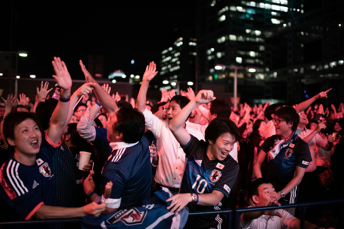 Potret Kebahagiaan Fan Jepang saat Berhasil Kalahkan Kolombia - 4